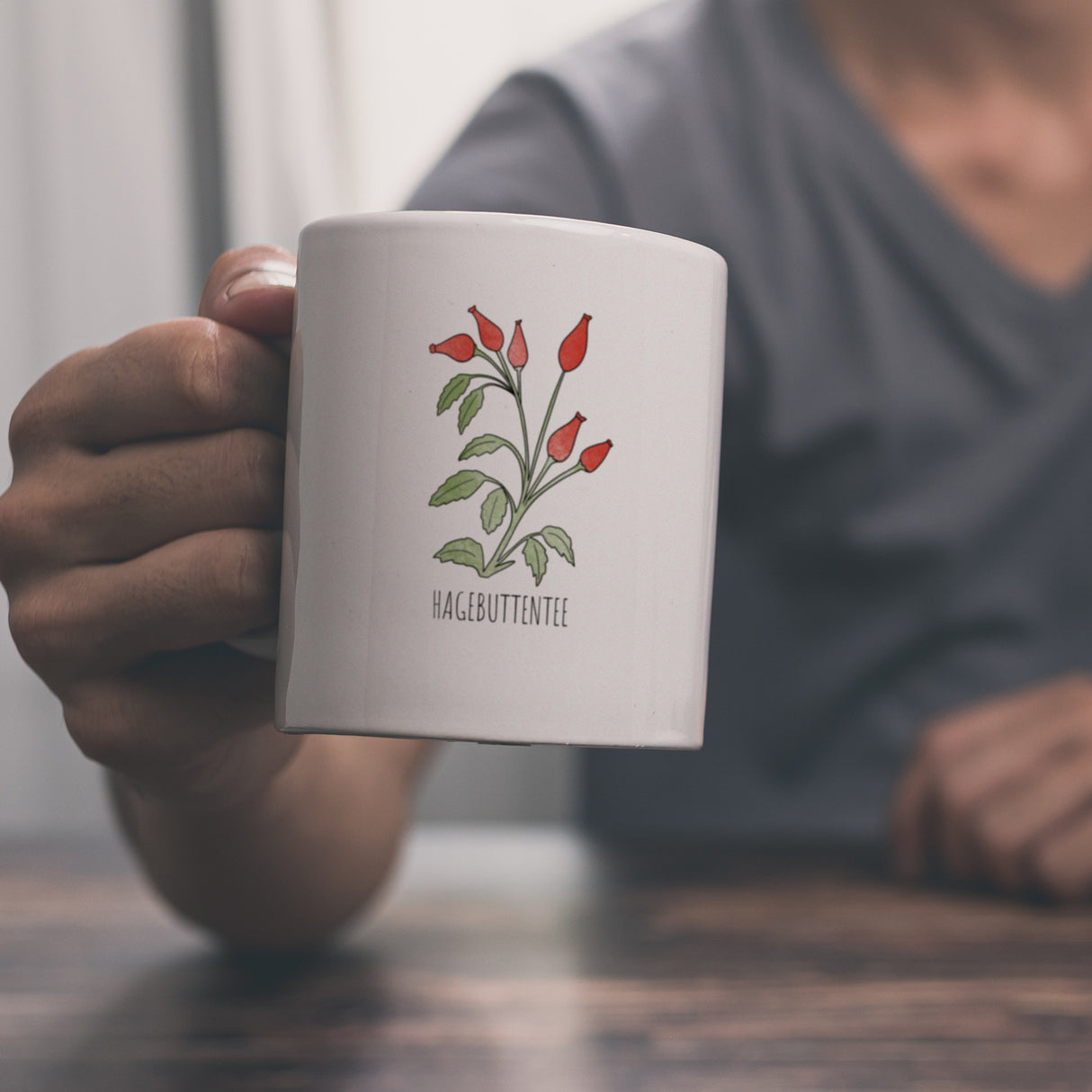 Hagebuttentee Teetasse mit Hagebuttenpflanze für Teetrinker