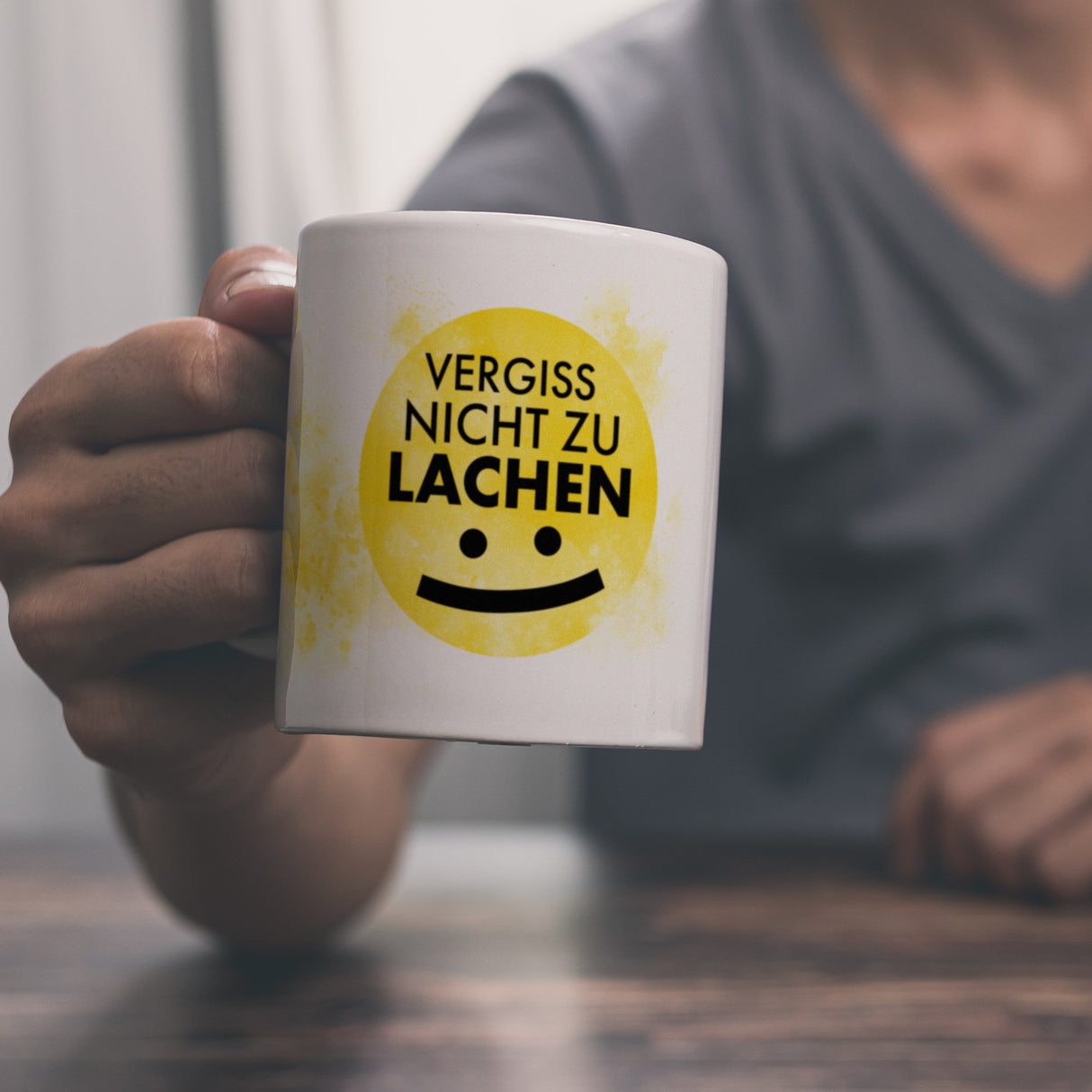 Vergiss nicht zu lachen Kaffeebecher gelbem Gesicht