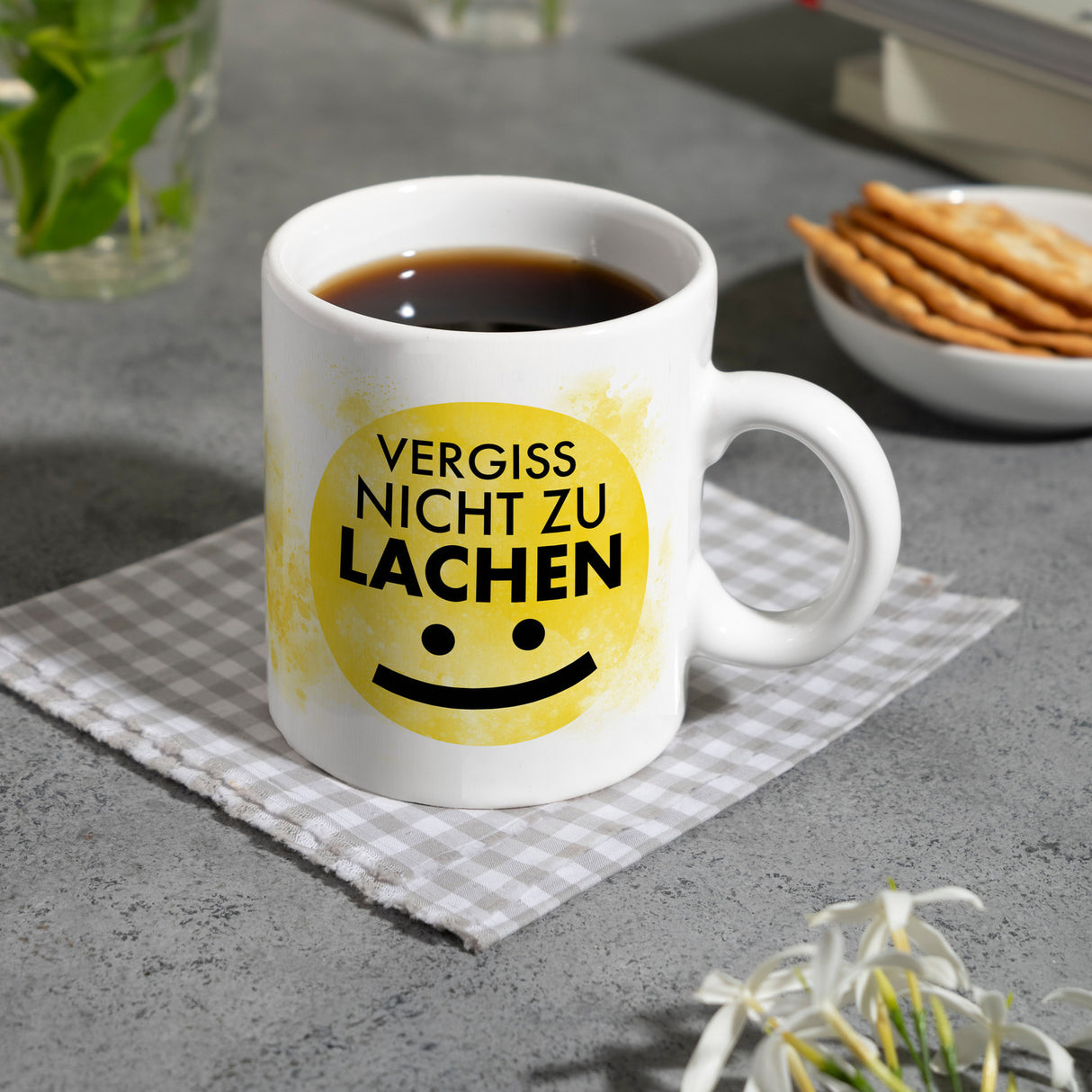 Vergiss nicht zu lachen Kaffeebecher gelbem Gesicht