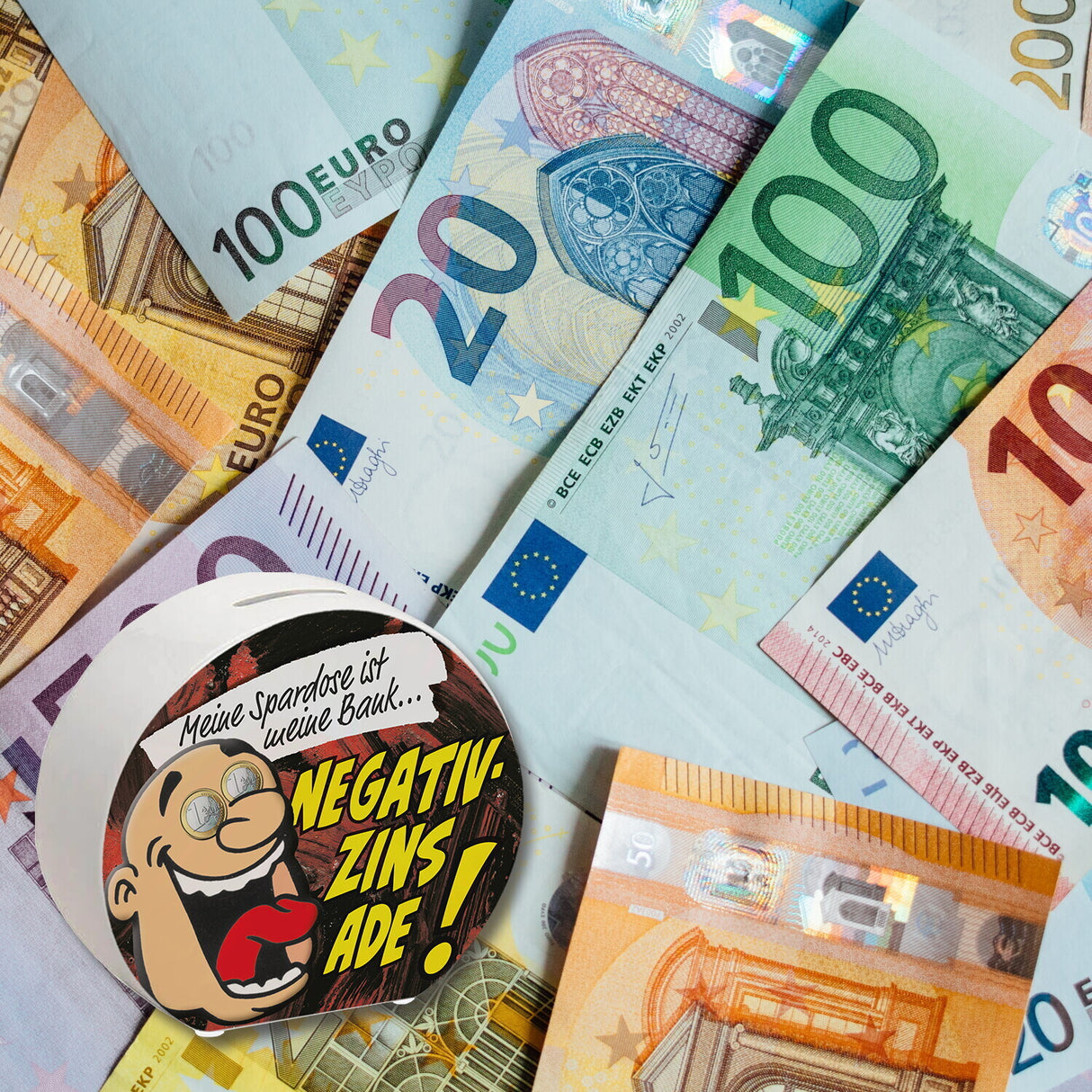 Spardose zum Thema Negativzins mit Comic-Motiv
