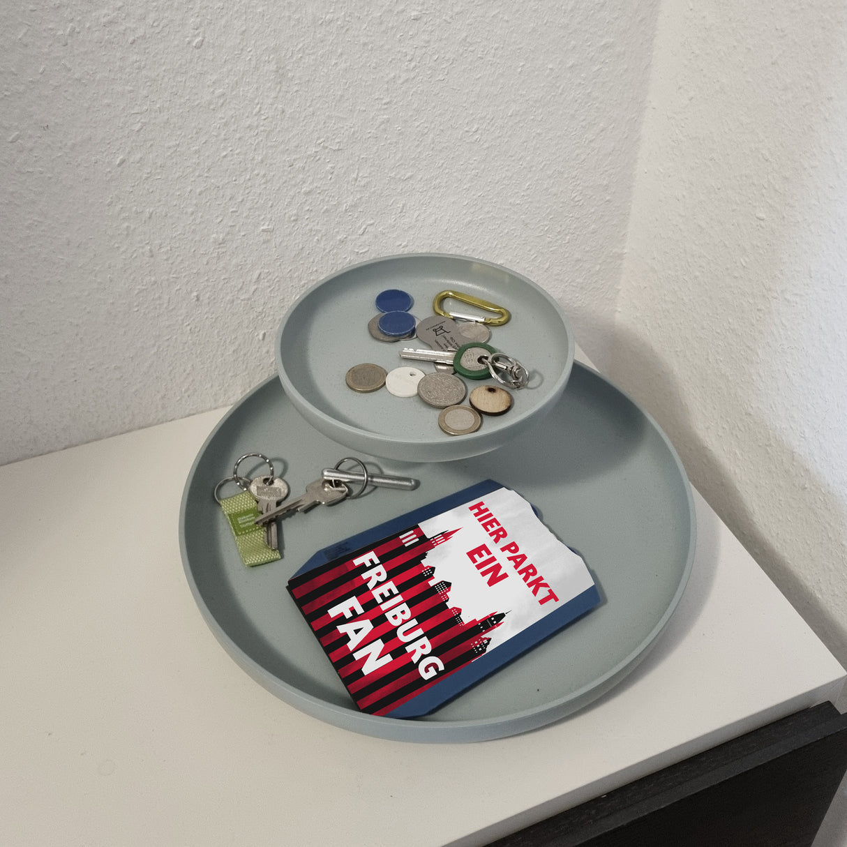 Hier parkt ein Freiburg Fan Parkscheibe in Vereinsfarben