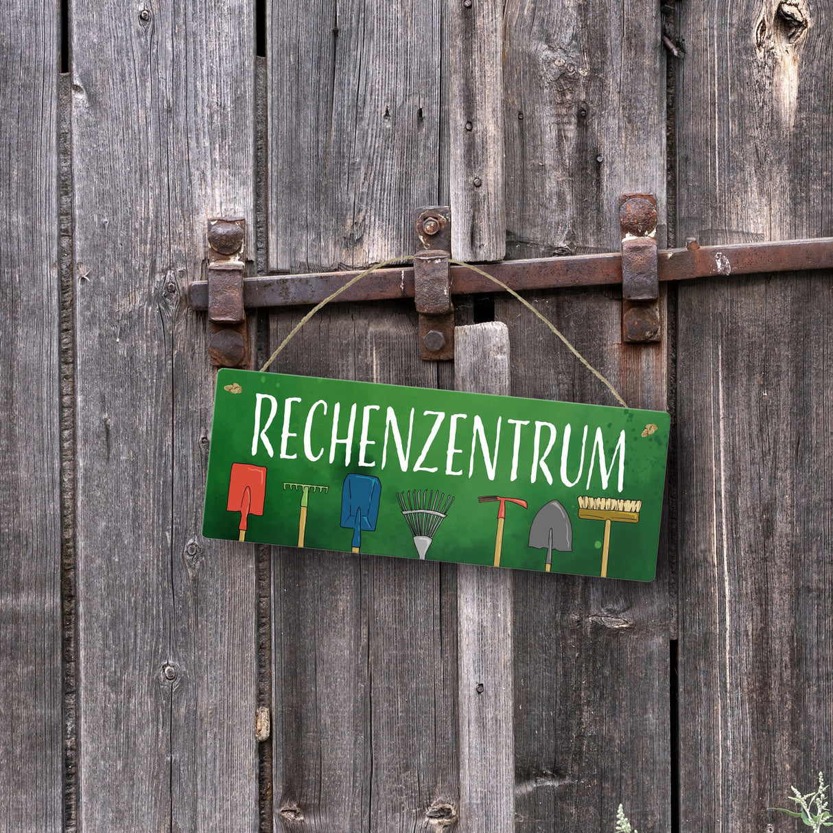 Rechenzentrum Metallschild mit Gartengeräten