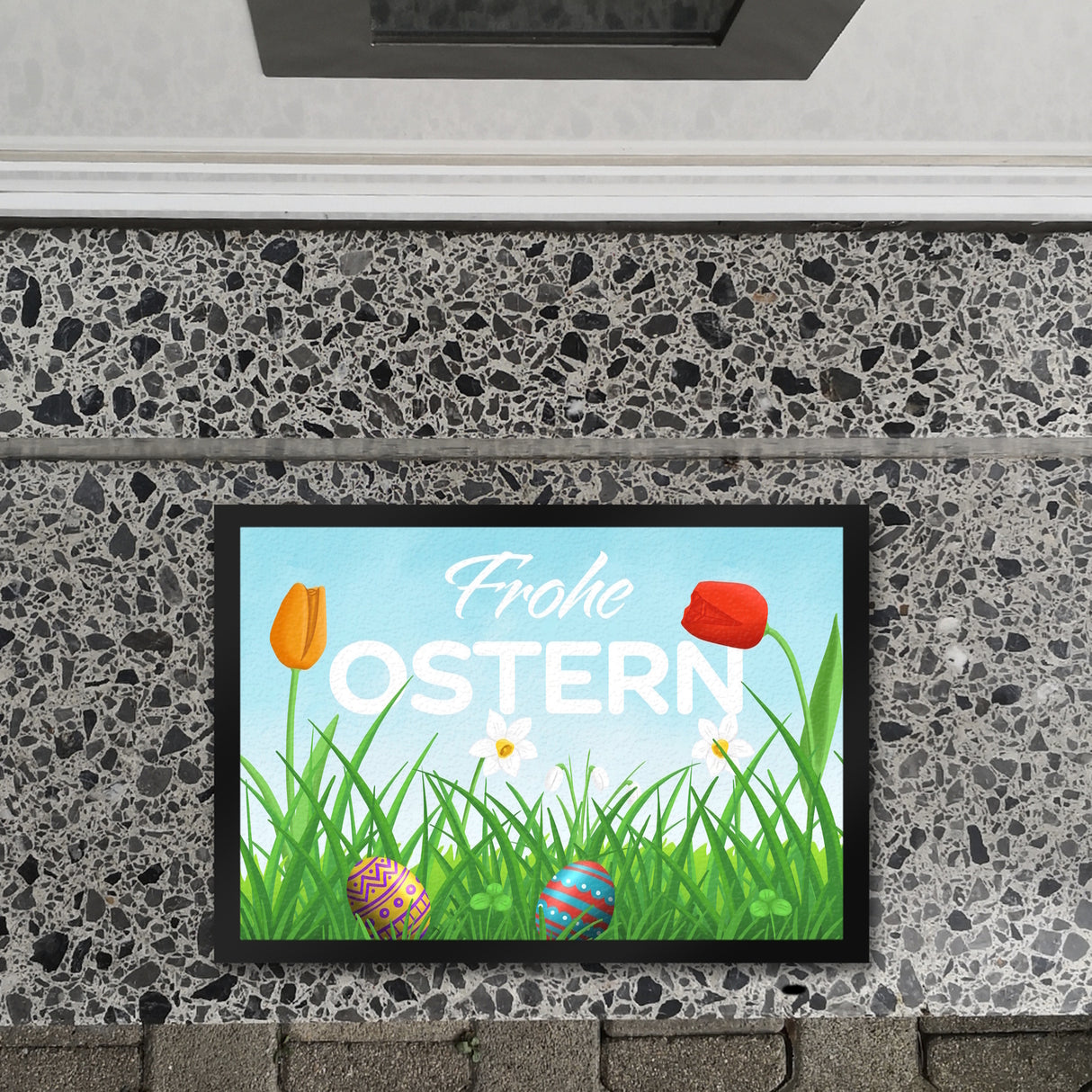 Frohe Ostern Fußmatte mit grüner Blumenwiese und bunten Ostereiern