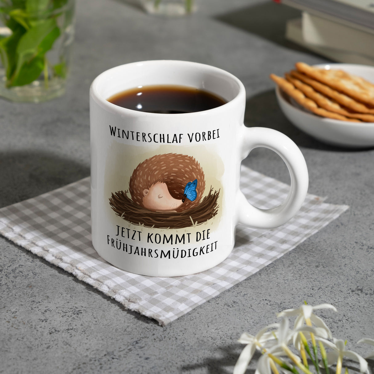 Winterschlaf vorbei jetzt kommt die Frühjahrsmüdigkeit Igel Kaffeebecher