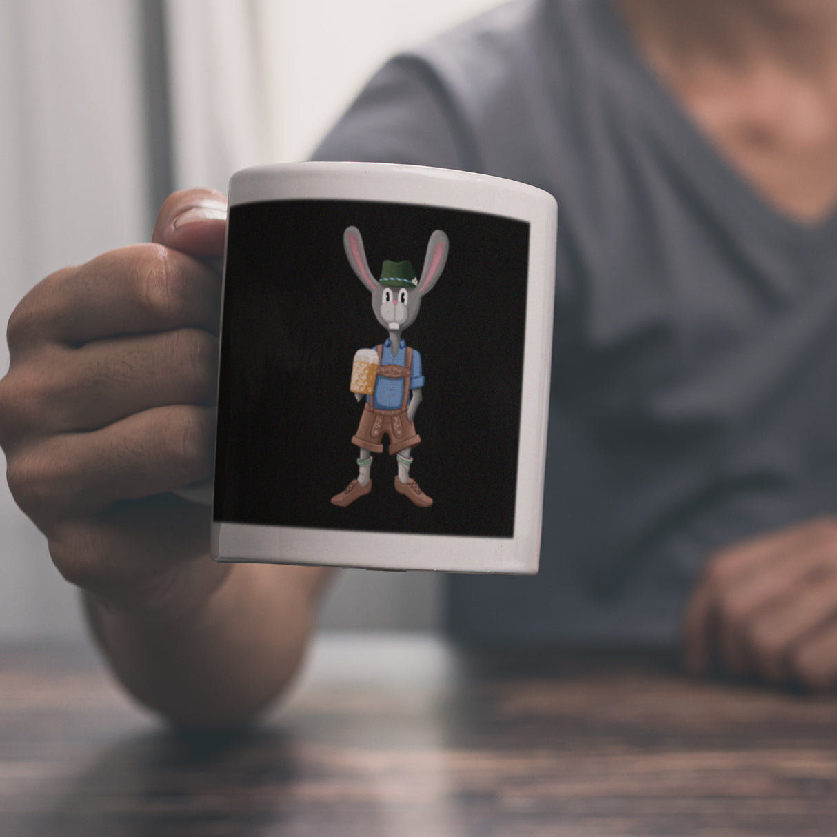 Süffige Ostern Kaffeetasse mit bayerischem Osterhasen in Lederhosen