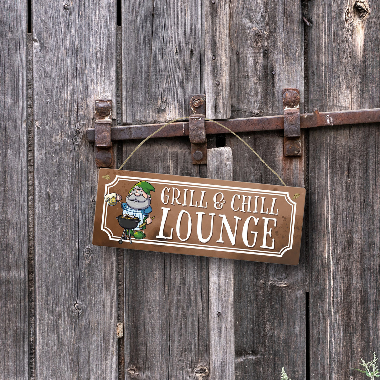 Grill & Chill Lounge Metallschild mit lustigem Gartenzwerg