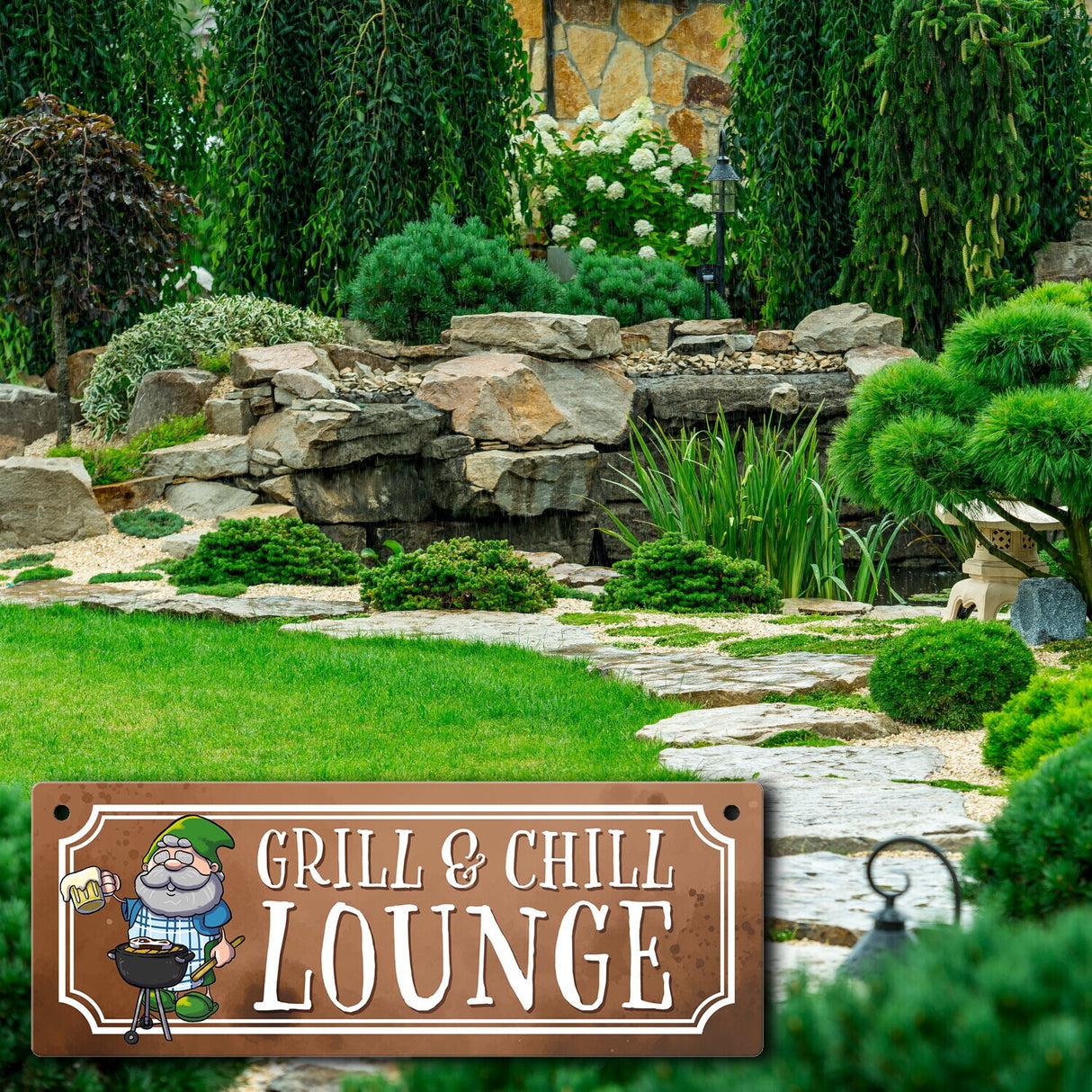 Grill & Chill Lounge Metallschild mit lustigem Gartenzwerg