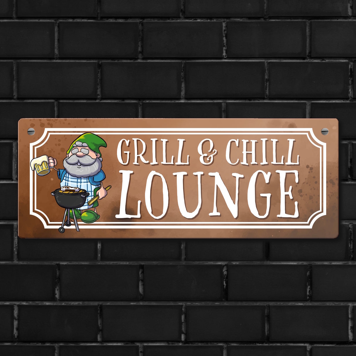 Grill & Chill Lounge Metallschild mit lustigem Gartenzwerg