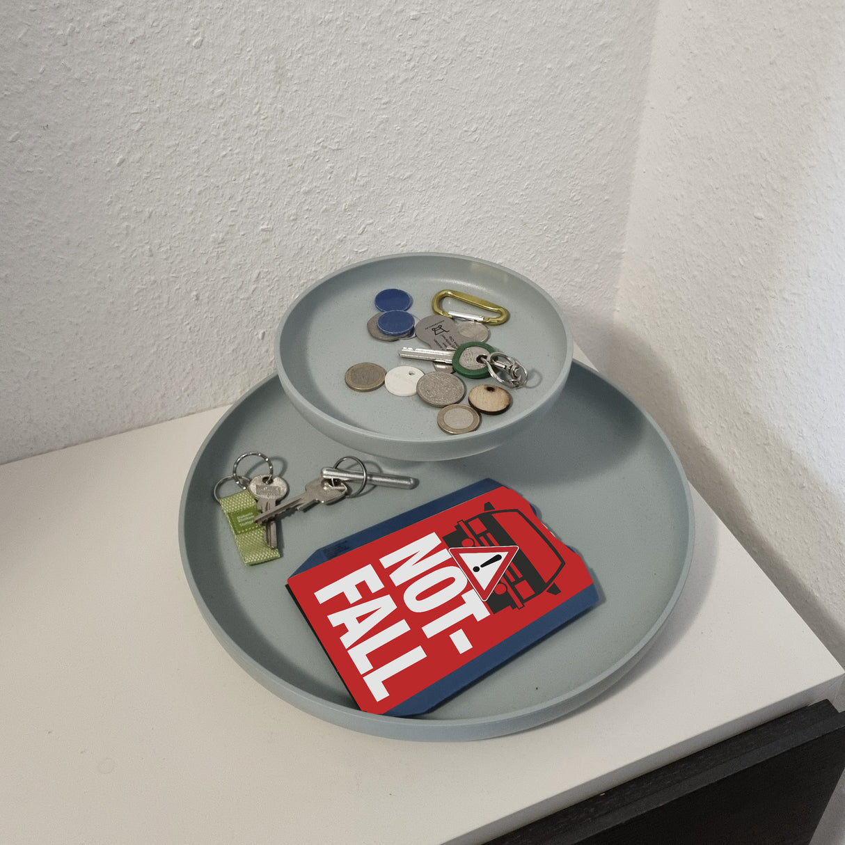 Notfall mit dem PKW Parkscheibe mit Auto Motiv in rot und 2 Einkaufswagenchips