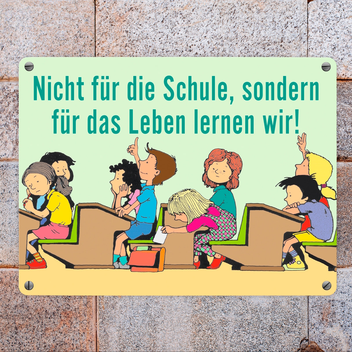 Schüler im Klassenzimmer Metallschild zum Thema Eigenverantwortung