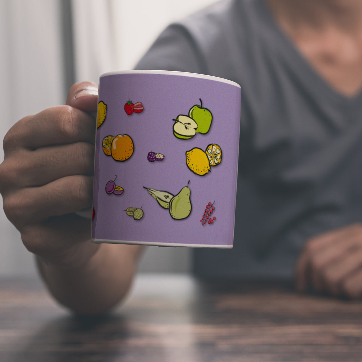 Kaffeebecher in lila zum Thema Obst mit verschiedenen Früchten