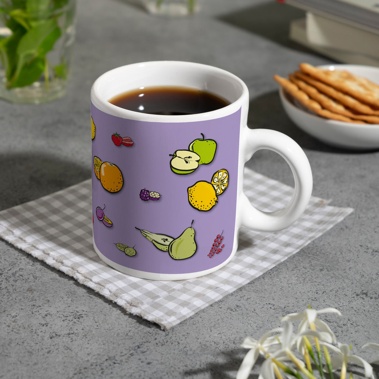 Kaffeebecher in lila zum Thema Obst mit verschiedenen Früchten