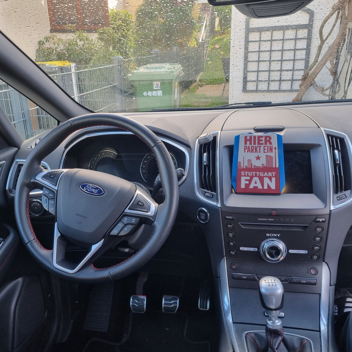 Hier parkt ein Stuttgart Fan Parkscheibe in Rot Weiß