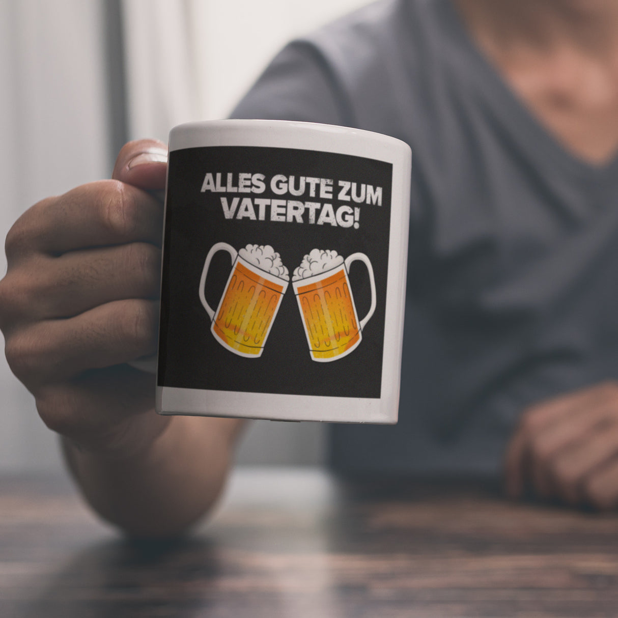 Alles gute zum Vatertag Kaffeebecher mit prostenden Bierkrügen
