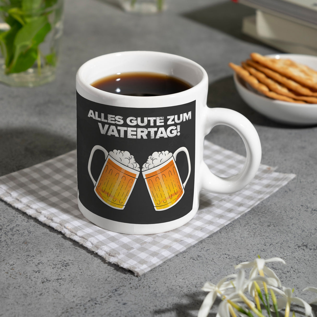 Alles gute zum Vatertag Kaffeebecher mit prostenden Bierkrügen
