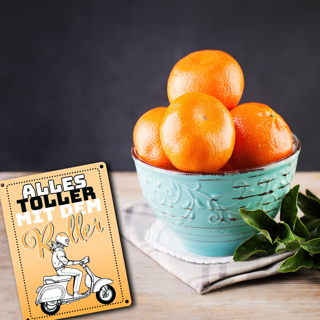 Alles toller mit dem Roller Metallschild in orange mit Rollerfahrerin