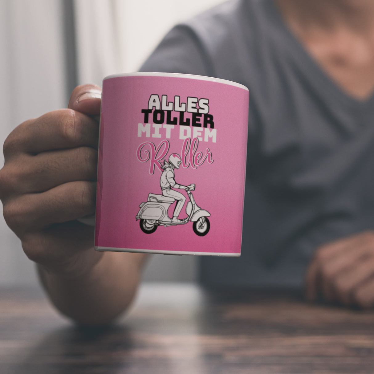 Alles toller mit dem Roller Kaffeebecher in {rosa} mit Rollerfahrerin