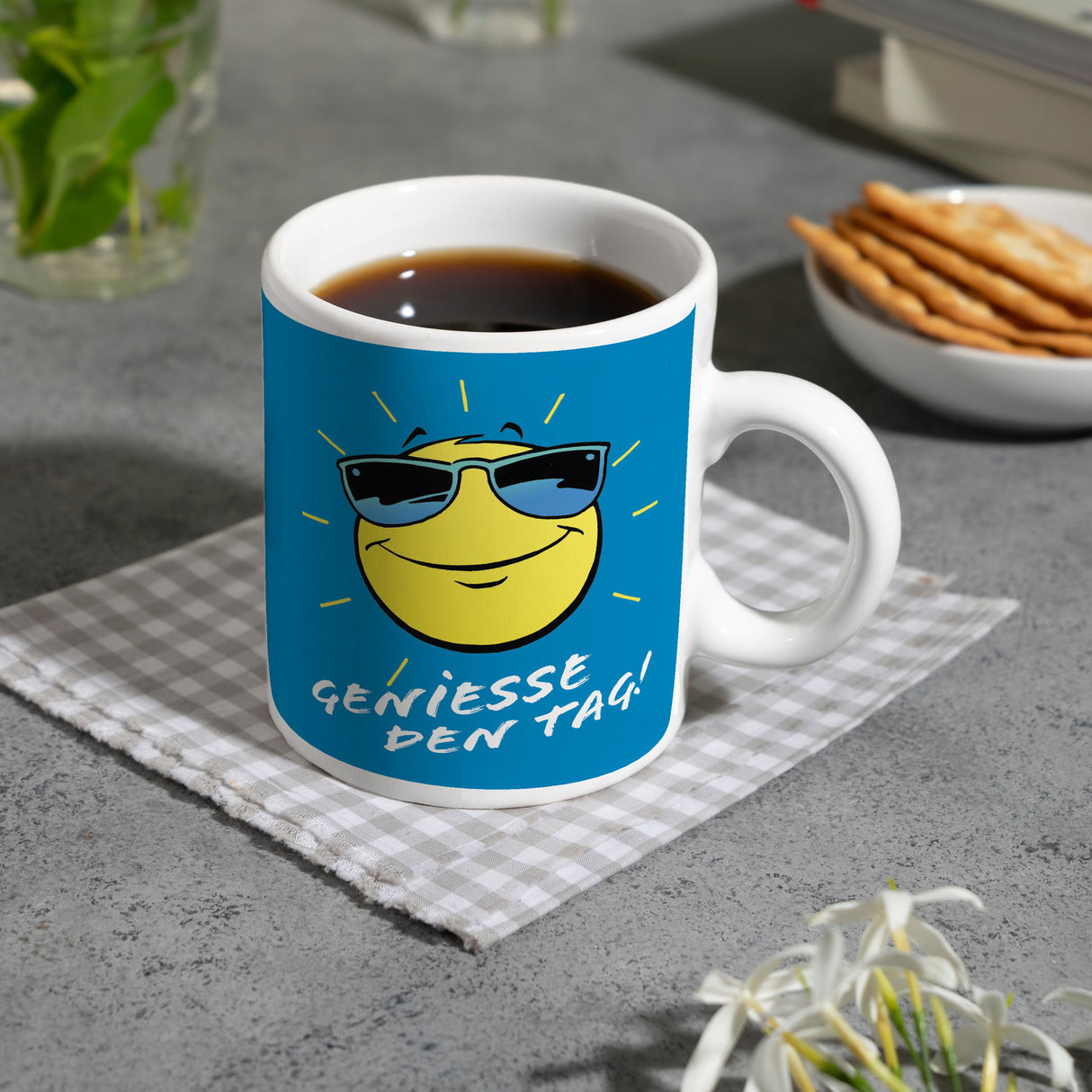 Geniesse den Tag! Kaffeebecher mit strahlender Sonne