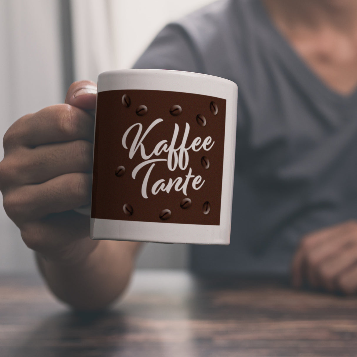 Kaffeetante Kaffeebecher zum Thema Koffeinjunkie