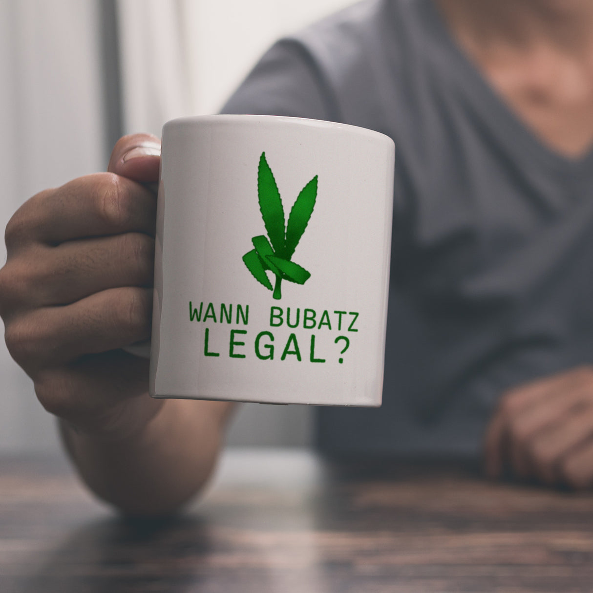 Wann Bubatz legal Kaffeebecher mit Graspflanze