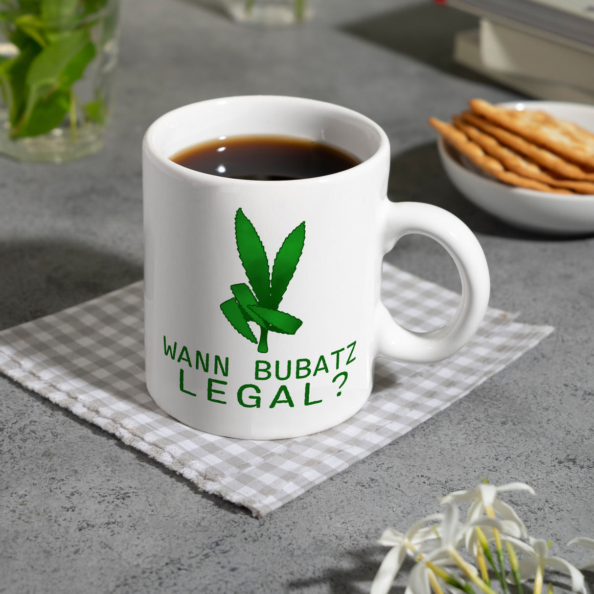 Wann Bubatz legal Kaffeebecher mit Graspflanze