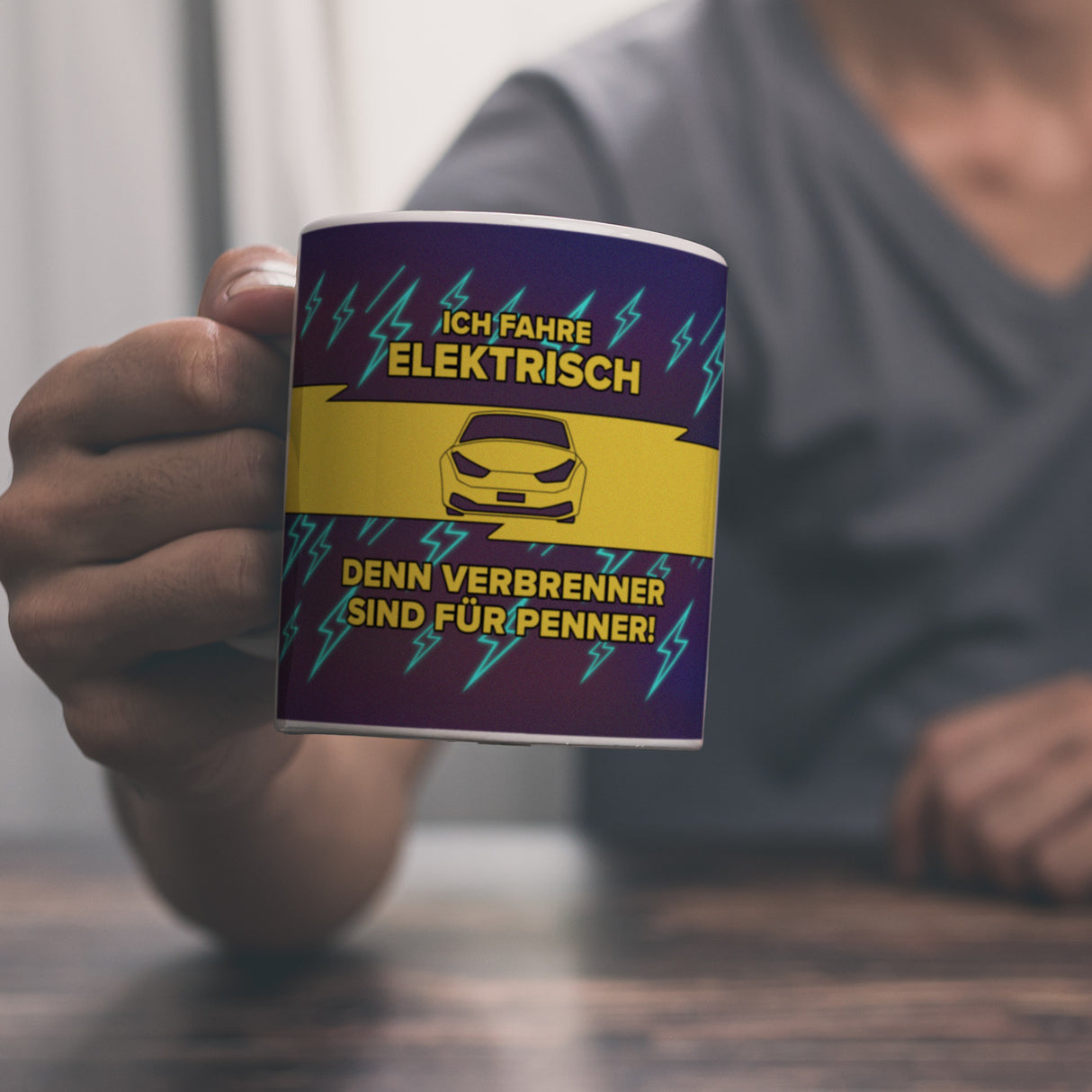 Ich fahre elektrisch, denn Verbrenner sind für Penner Kaffeebecher