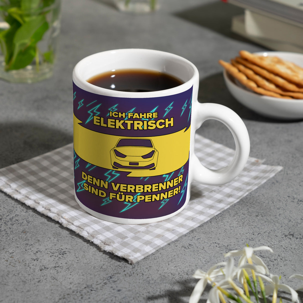 Ich fahre elektrisch, denn Verbrenner sind für Penner Kaffeebecher