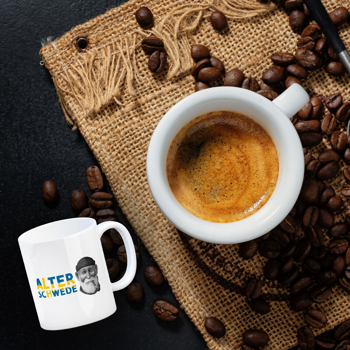 Alter Schwede Kaffeebecher in den Landesfarben Schwedens