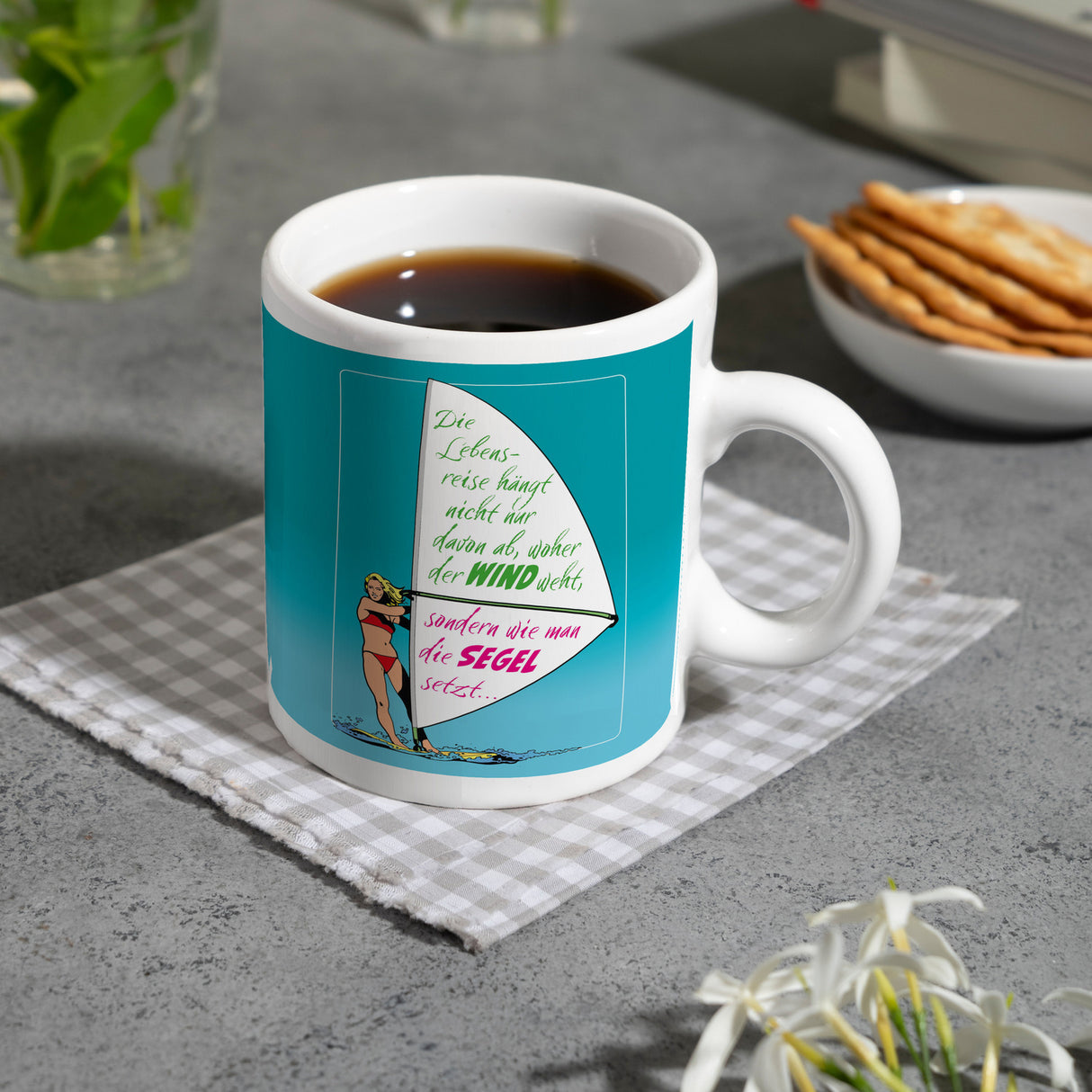 Surferin Kaffeebecher mit Spruch auf dem Segel