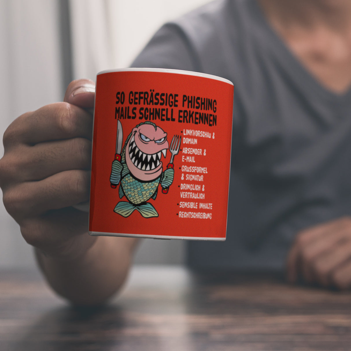 Kaffeebecher zum Thema Phishing Mails erkennen mit Fisch Motiv