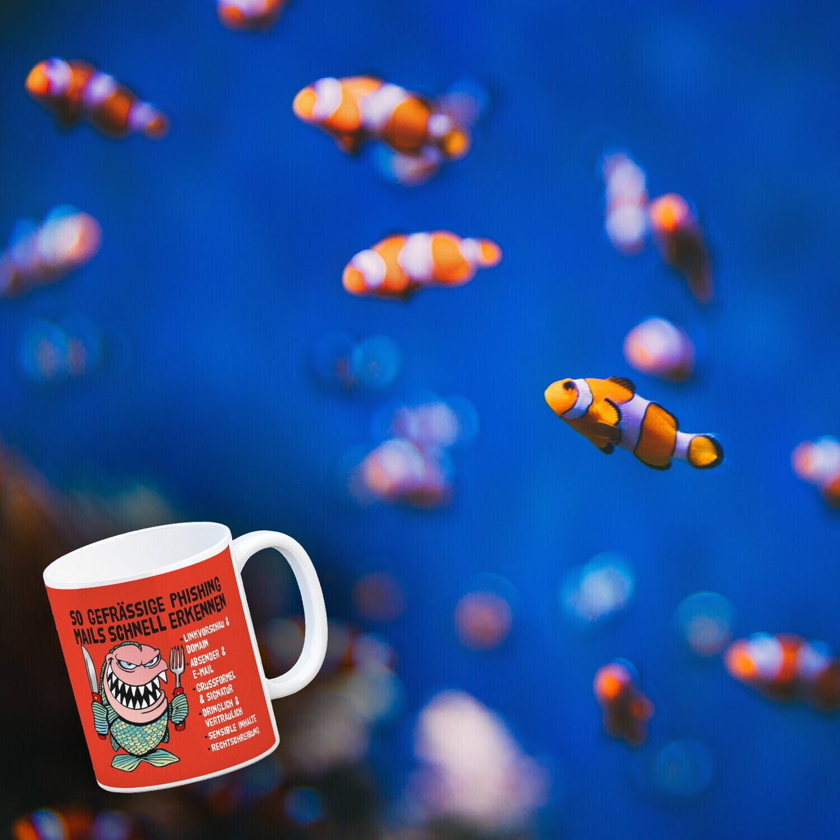 Kaffeebecher zum Thema Phishing Mails erkennen mit Fisch Motiv