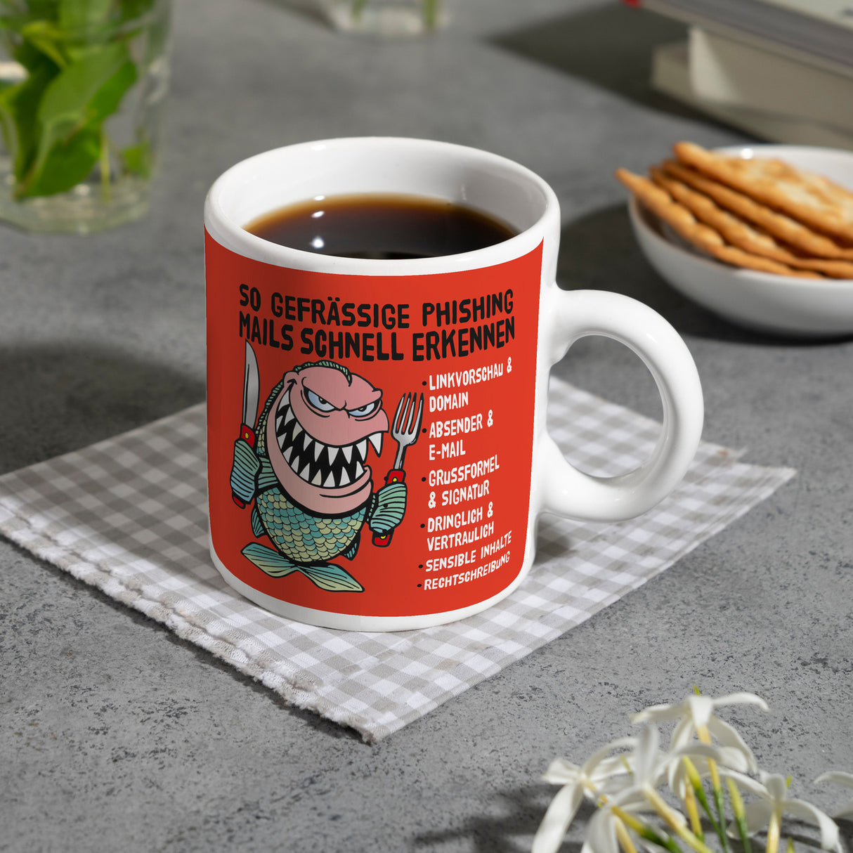 Kaffeebecher zum Thema Phishing Mails erkennen mit Fisch Motiv