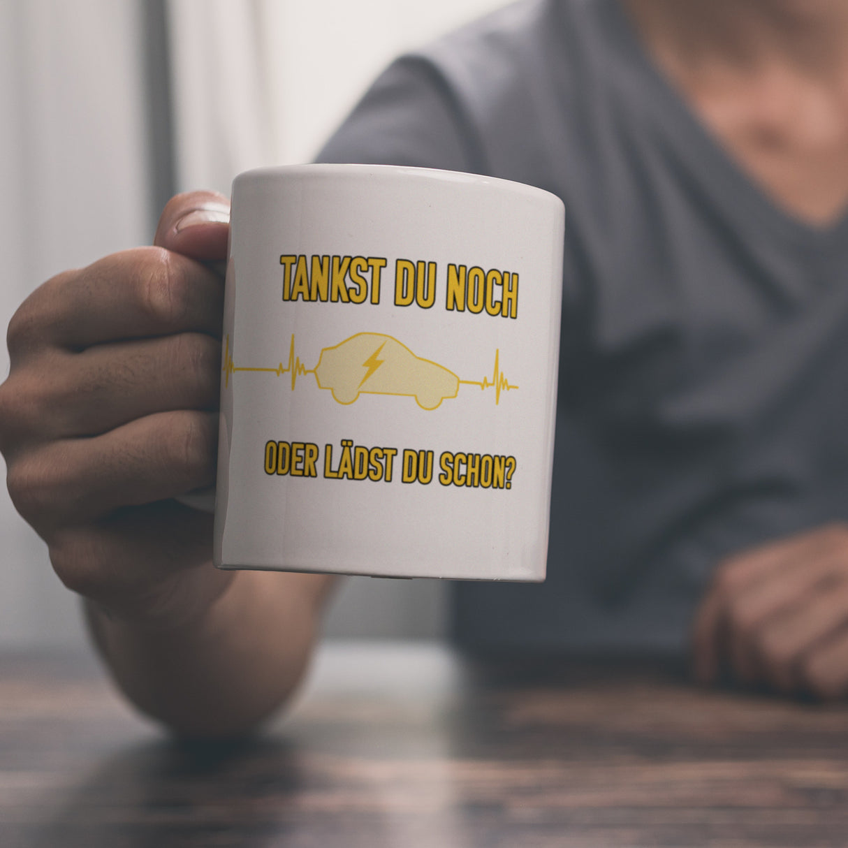 Tankst du noch oder lädst du schon Kaffeebecher mit Elektroauto