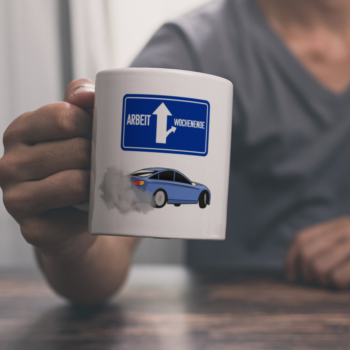 Arbeit oder Wochenende witziger Kaffeebecher mit driftendem Auto