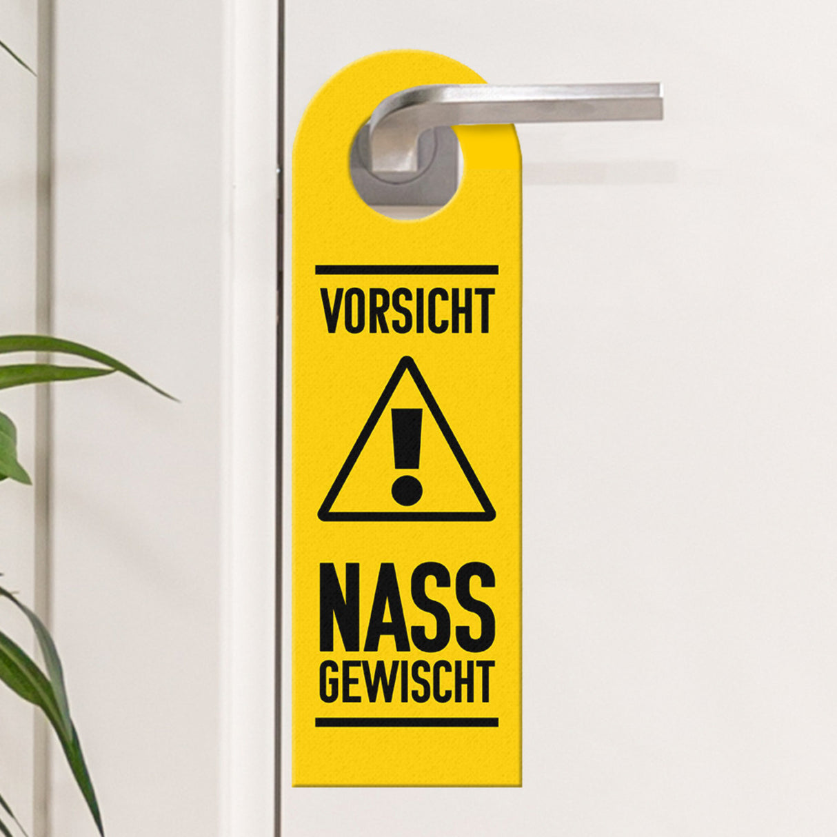 Vorsicht Nass gewischt Türhänger mit Hintergrund