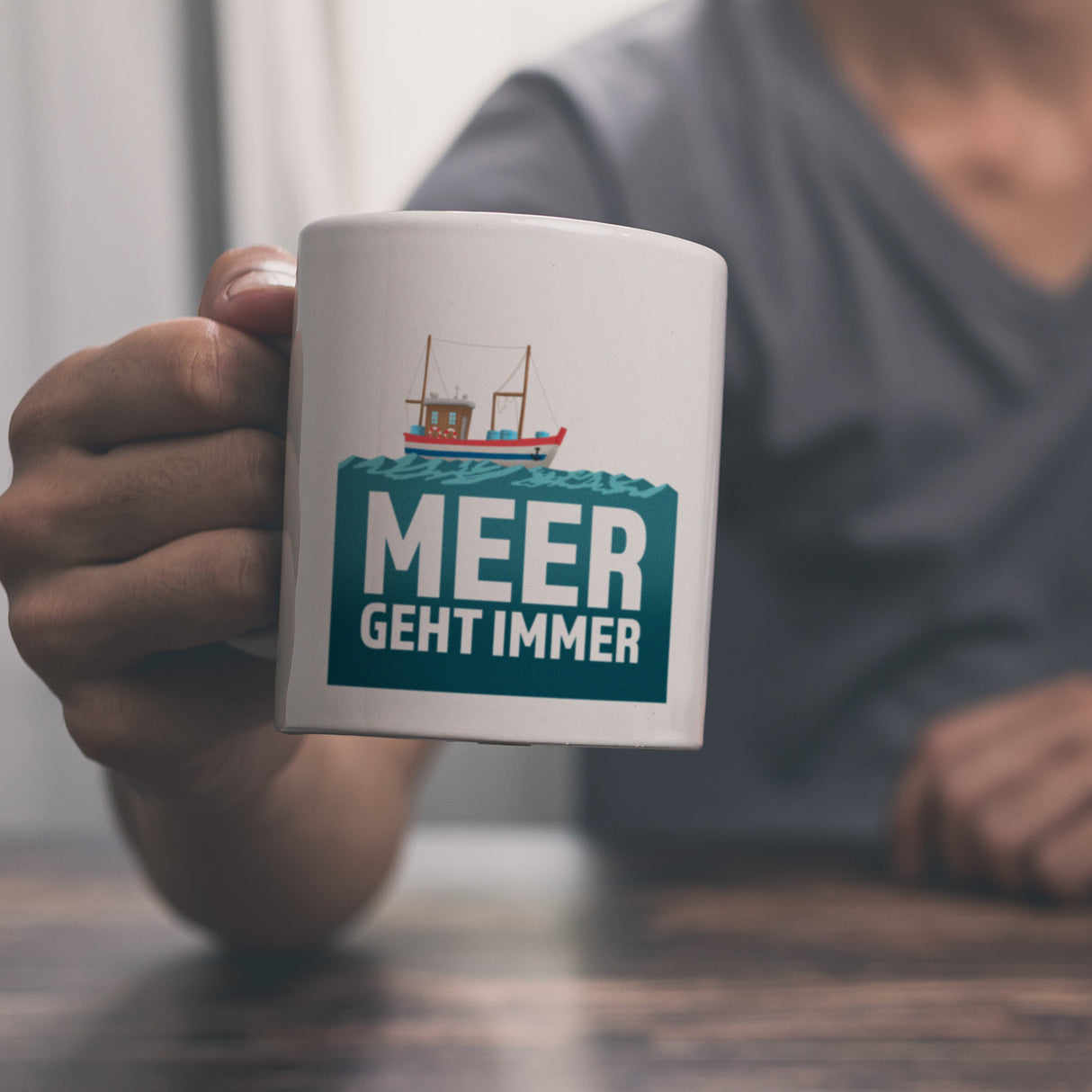 Meer geht immer Kaffeebecher mit Boot für Urlauber