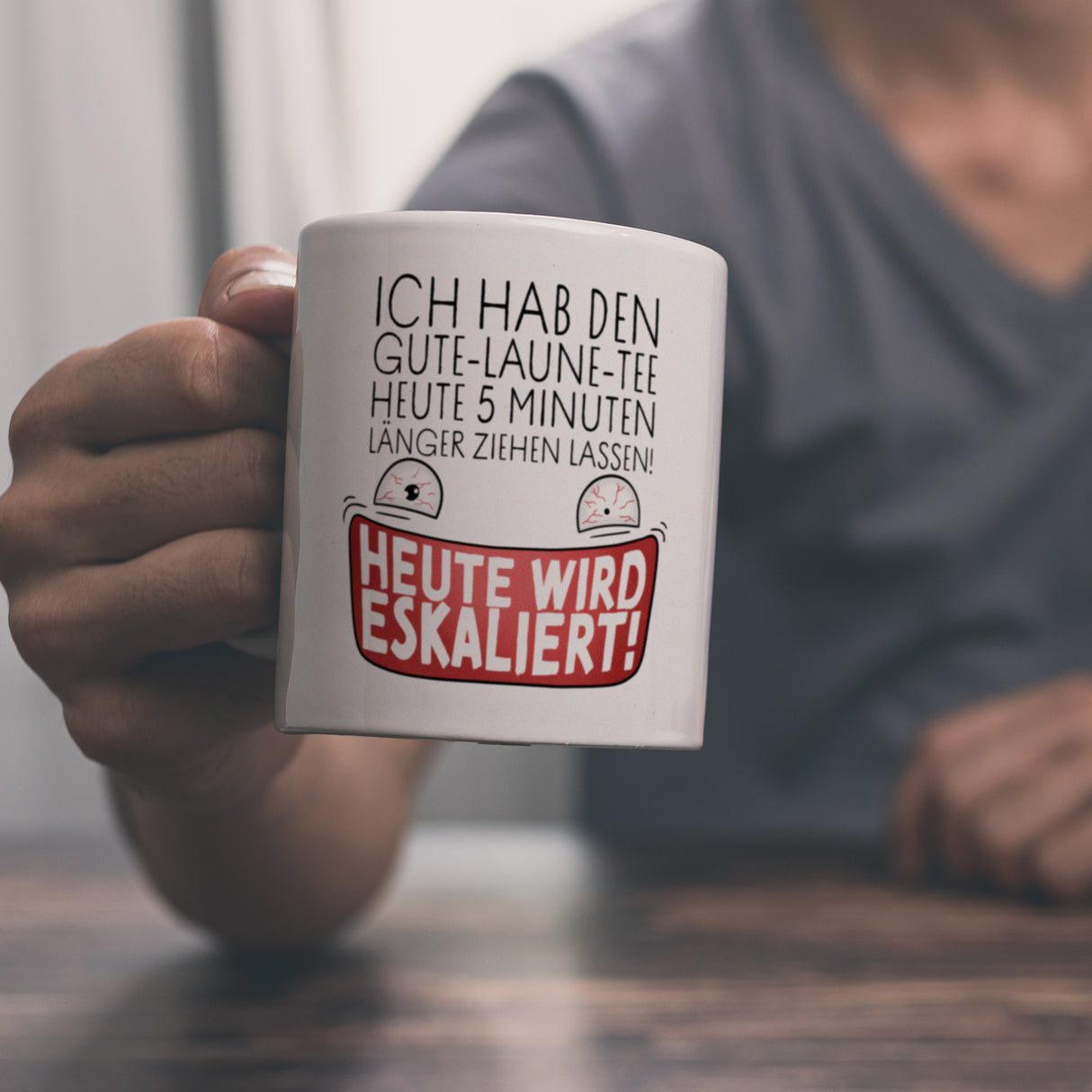 Heute wird eskaliert! Kaffeebecher mit Spruch für Teetrinker