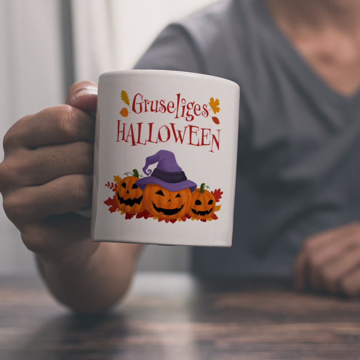 Gruseliges Halloween Kaffeebecher mit grinsenden Kürbissen