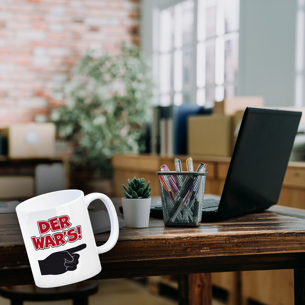 Der war’s Kaffeebecher mit beschuldigender Hand