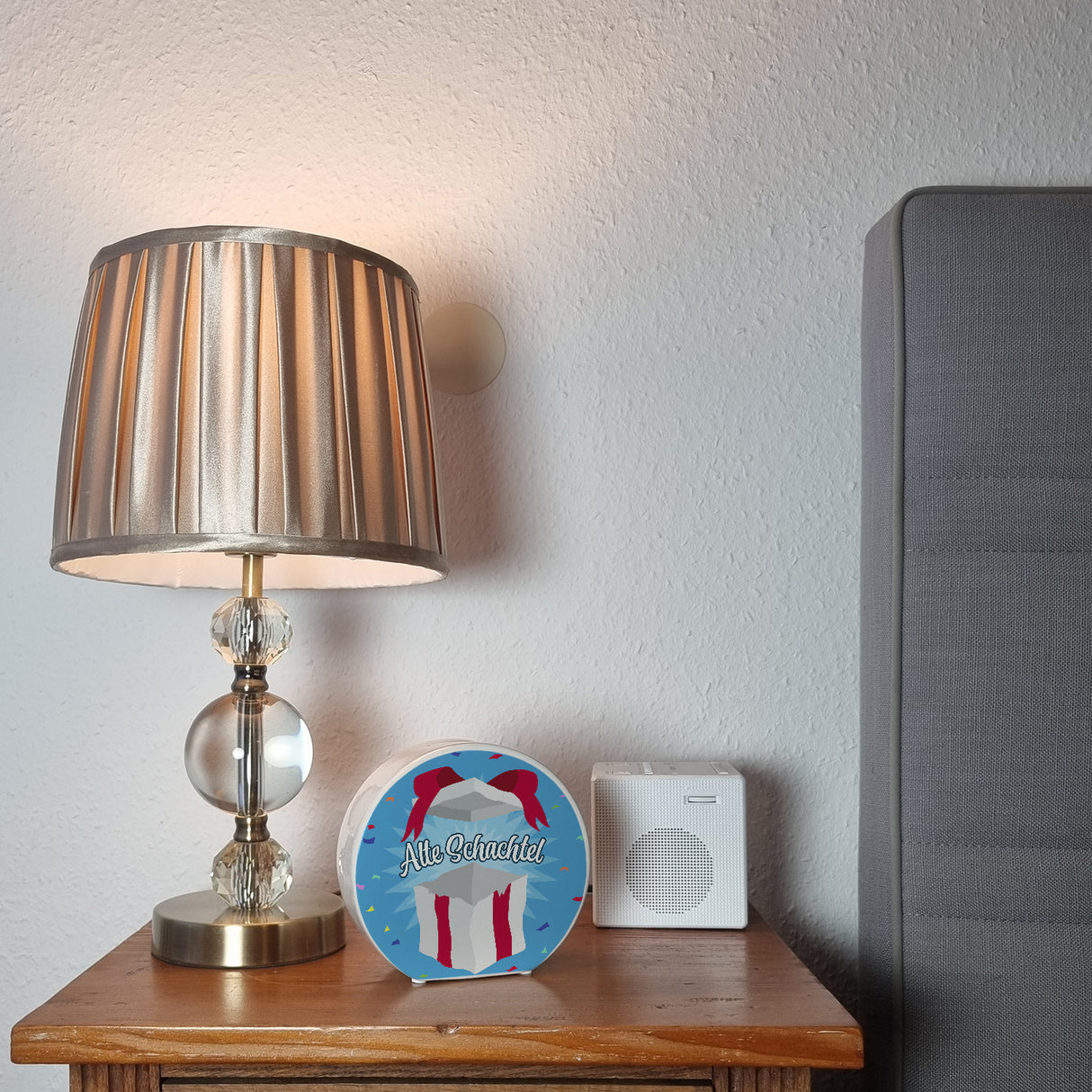 Alte Schachtel Spardose mit Geburtstagsgeschenk-Motiv