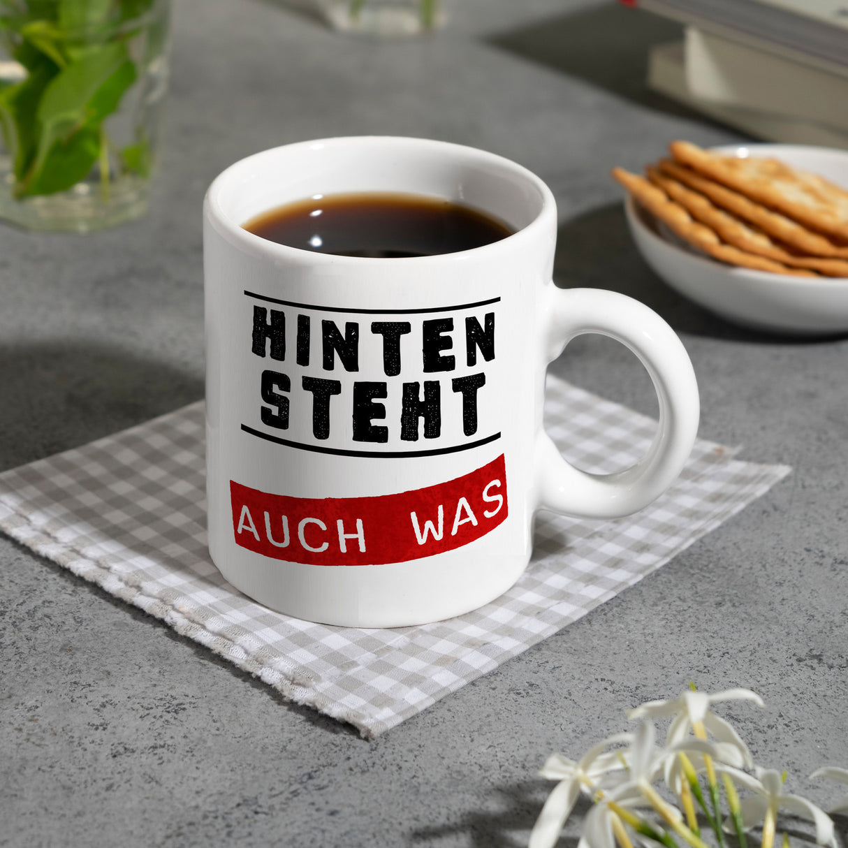 Hinten steht auch was Kaffeebecher