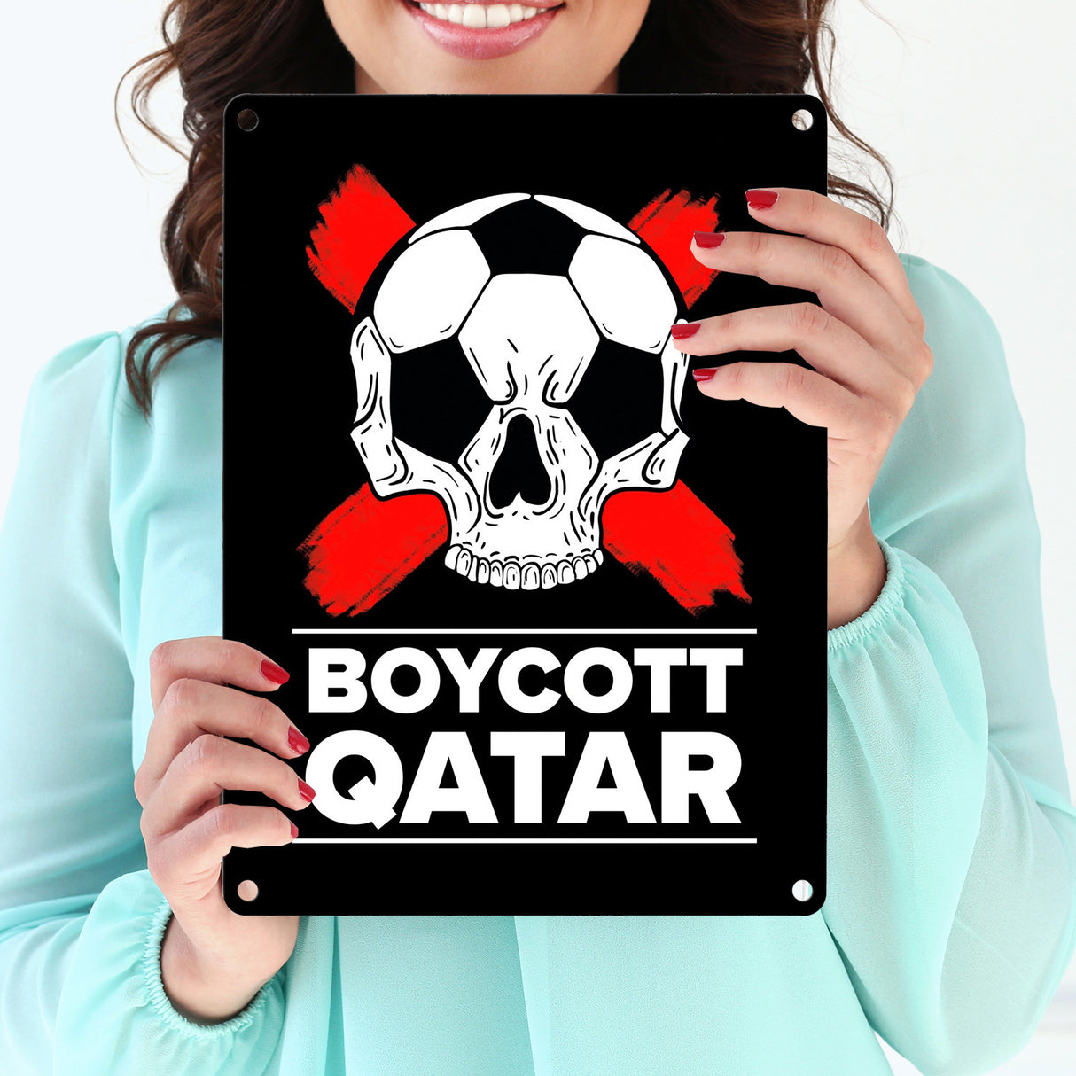 Boycott Qatar Metallschild mit Fußball-Totenkopf