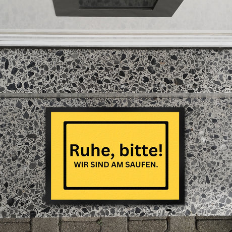 Ruhe bitte Fußmatte in 35x50 cm mit Spruch Wir sind am Saufen