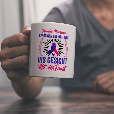 High Five Kaffeebecher mit Spruch: High Five ins Gesicht mit der Faust