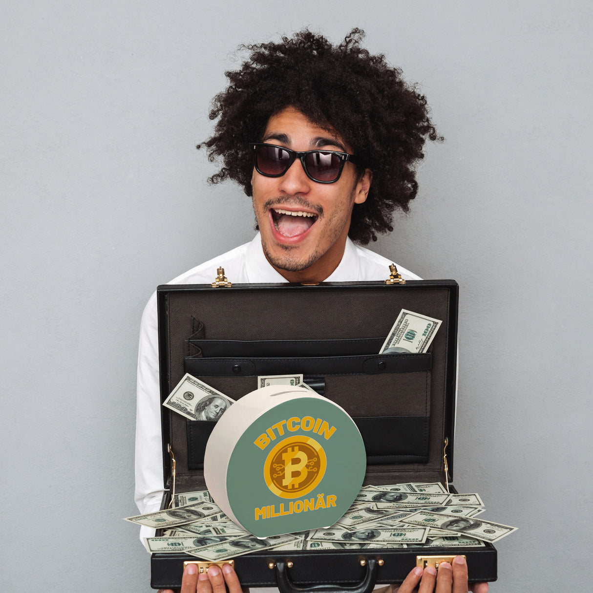 Bitcoin Millionär Spardose mit grünem Hintergrund und Kryptowährung
