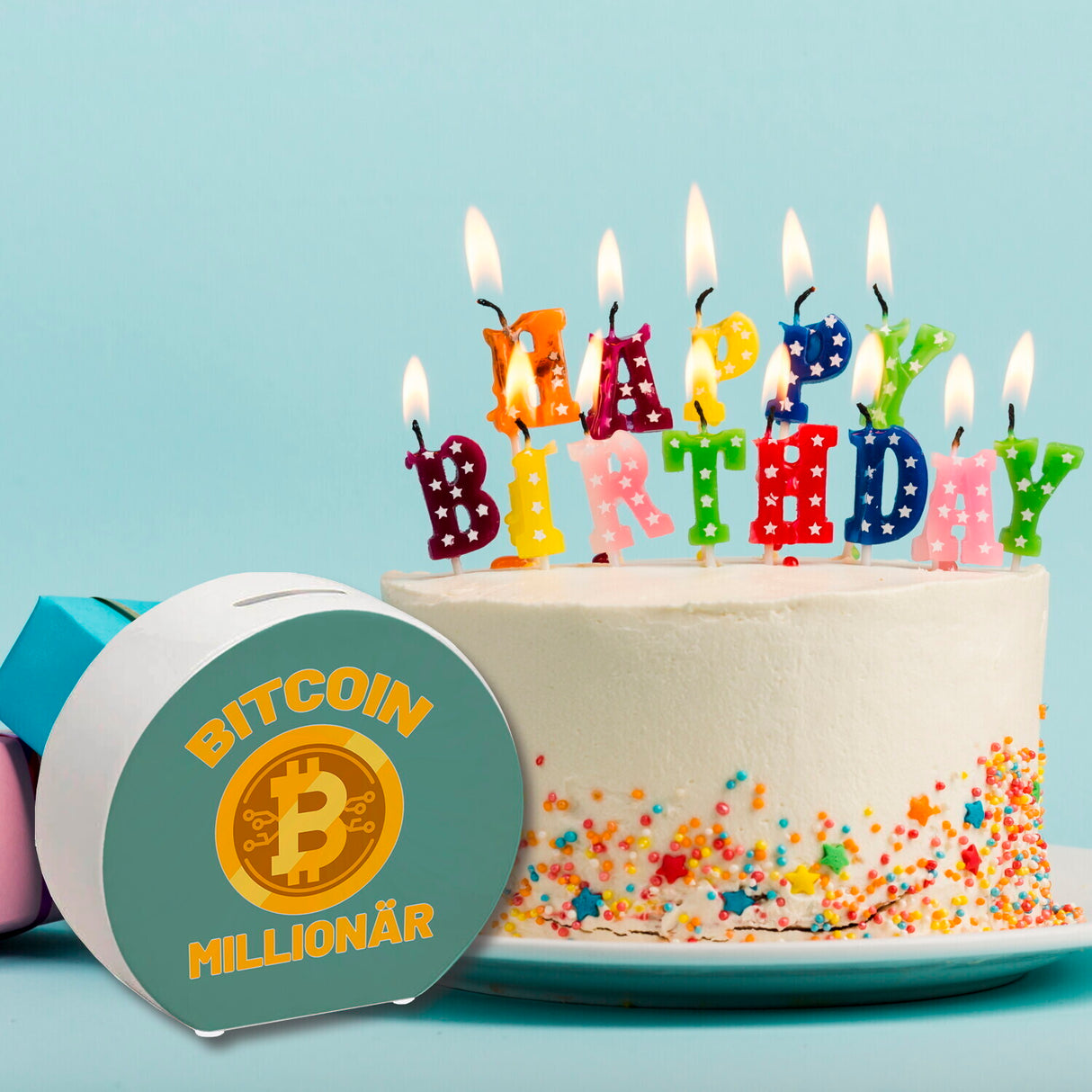 Bitcoin Millionär Spardose mit grünem Hintergrund und Kryptowährung