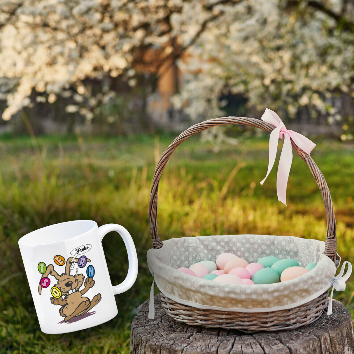 Frohe Ostern! Osterhase jongliert mit Ostereiern Kaffeebecher in {weiß}