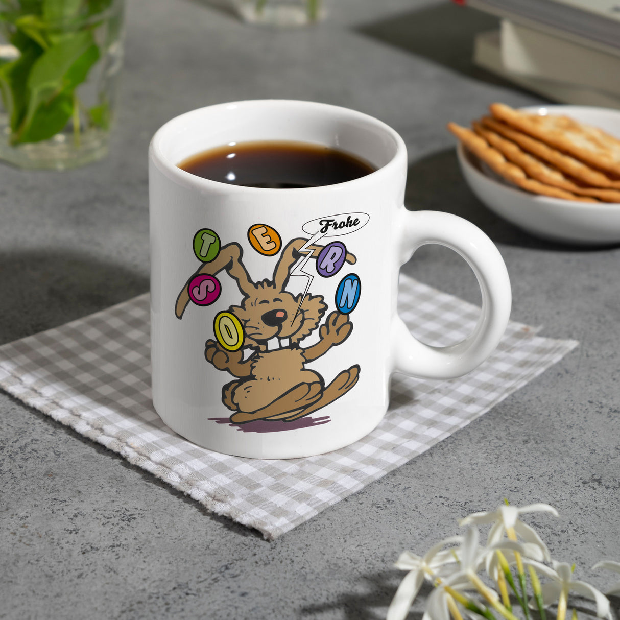 Frohe Ostern! Osterhase jongliert mit Ostereiern Kaffeebecher in {weiß}