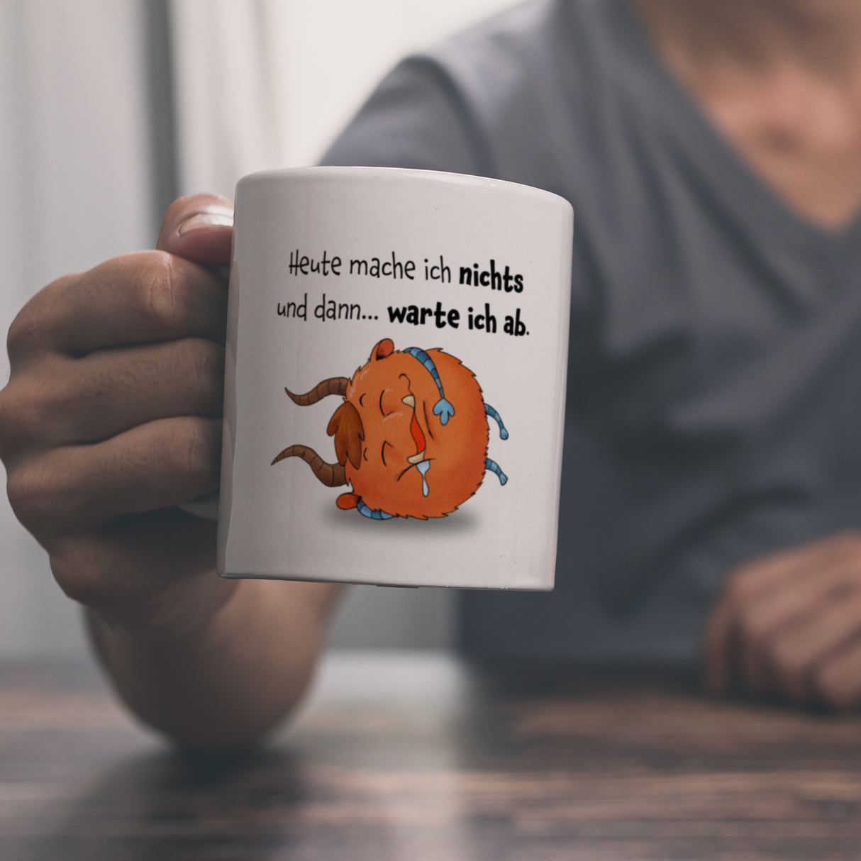 Freches Monster in orange Kaffeebecher mit lustigem Spruch