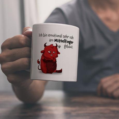 Freches Monster in hellrot Kaffeebecher mit lustigem Spruch